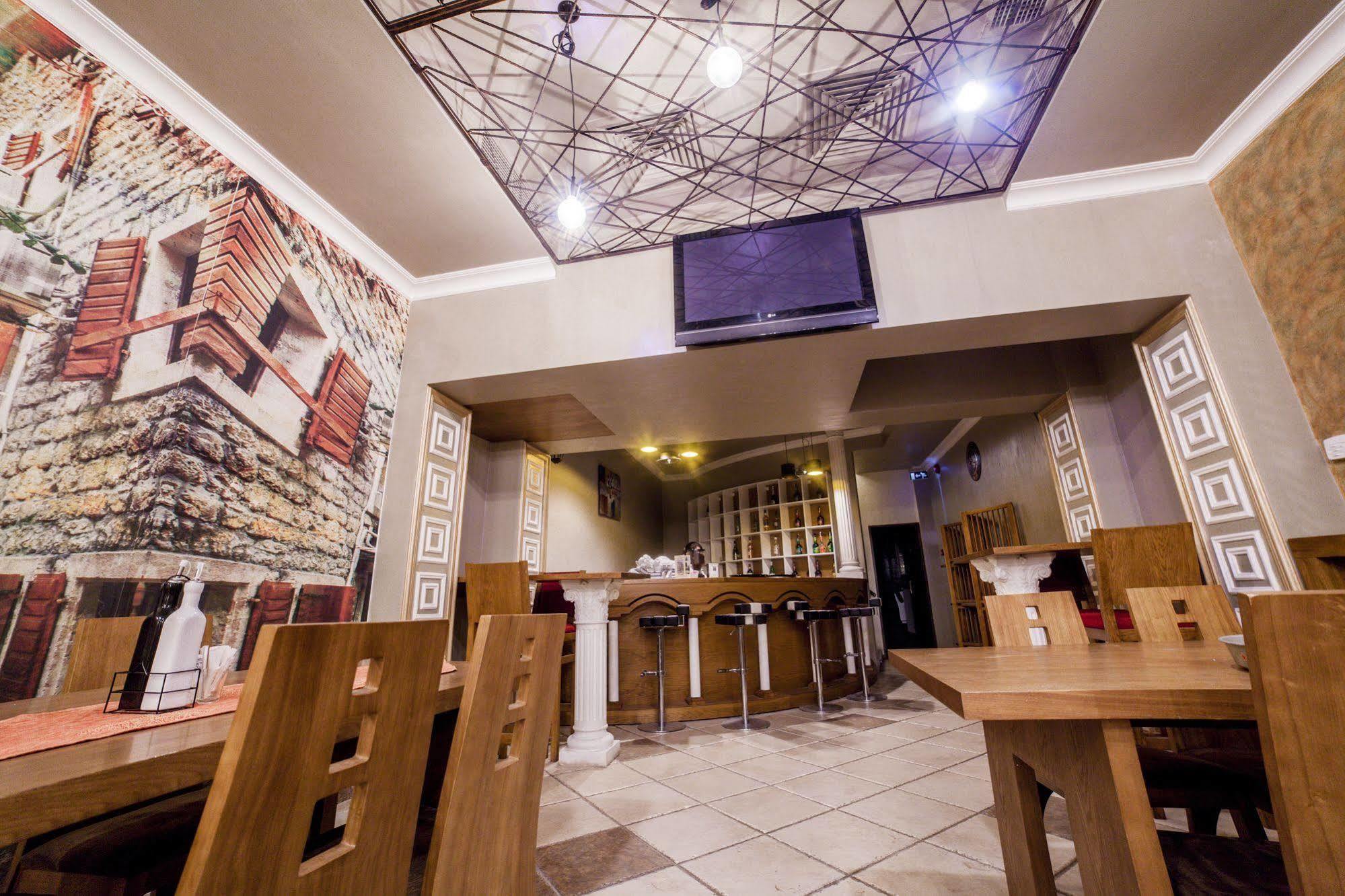 Hotel Helin Central Крайова Экстерьер фото